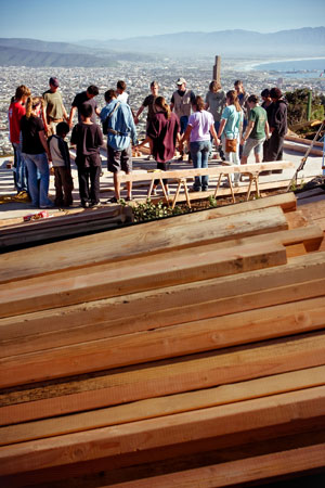The construction team prays. &nbsp;© Jessica Fairchild